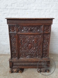 Антикварный комод, декорированный плотной объемной резьбой код. BE4097520