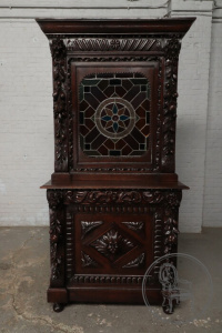 картинка Антикварный буфет салоне старинных вещей "Шебби" являющийся официальным дистрибьютором в России и Беларуси