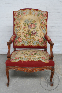 картинка Антикварное ореховое кресло с гобеленом с растительным орнаментом салоне старинных вещей "Шебби" являющийся официальным дистрибьютором в России и Беларуси
