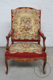 Антикварное ореховое кресло с гобеленом с растительным орнаментом код. BE107578