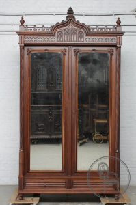 картинка Антикварный шкаф салоне старинных вещей "Шебби" являющийся официальным дистрибьютором в России и Беларуси