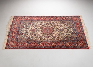 картинка Старинный ковер из шерсти и шелка салоне старинных вещей "Шебби" являющийся официальным дистрибьютором в России и Беларуси