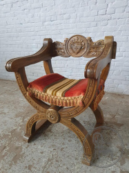 Старинное ореховое кресло с резьбой в виде картуша код. BE3259523
