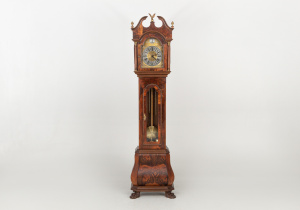 картинка Старинные напольные часы салоне старинных вещей "Шебби" являющийся официальным дистрибьютором в России и Беларуси