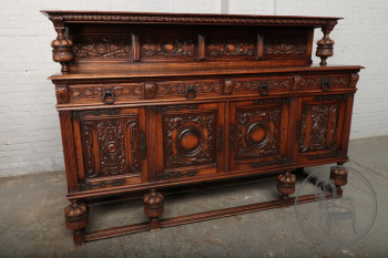 Антикварный резной комод в стиле Тюдор код. BE107576