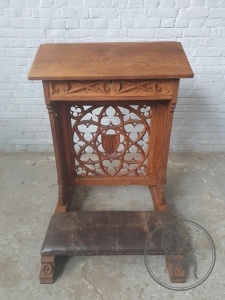 картинка Антикварный резной молитвенный стул салоне старинных вещей "Шебби" являющийся официальным дистрибьютором в России и Беларуси