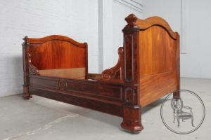 картинка Антикварная кровать салоне старинных вещей "Шебби" являющийся официальным дистрибьютором в России и Беларуси