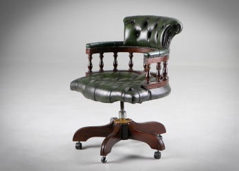 Старинное вращающееся кресло на роликах в зеленой кожаной обивке с каретной стяжкой код. RM4165615