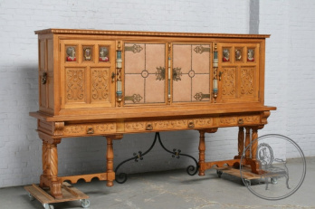 Старинный посудный шкаф в испанском стиле с вставками из кожи и коваными элементами код. BE6317