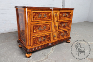 картинка Антикварный комод салоне старинных вещей "Шебби" являющийся официальным дистрибьютором в России и Беларуси