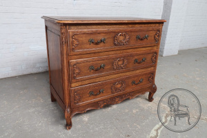 картинка Антикварный комод салоне старинных вещей "Шебби" являющийся официальным дистрибьютором в России и Беларуси