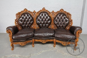 картинка Старинная ореховая скамья с кожаной обивкой салоне старинных вещей "Шебби" являющийся официальным дистрибьютором в России и Беларуси