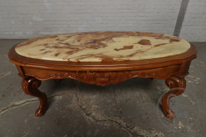 картинка Старинный столик салоне старинных вещей "Шебби" являющийся официальным дистрибьютором в России и Беларуси