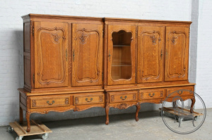 картинка Антикварный шкаф салоне старинных вещей "Шебби" являющийся официальным дистрибьютором в России и Беларуси