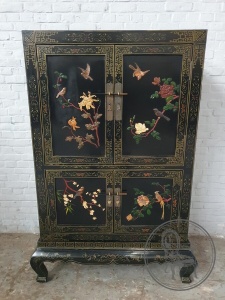 картинка Старинный комод в восточном стиле c нефритовыми цветами и птицами салоне старинных вещей "Шебби" являющийся официальным дистрибьютором в России и Беларуси