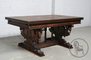 картинка Антикварный резной стол салоне старинных вещей "Шебби" являющийся официальным дистрибьютором в России и Беларуси