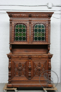 картинка Антикварный буфет салоне старинных вещей "Шебби" являющийся официальным дистрибьютором в России и Беларуси