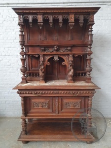 картинка Антикварный ореховый буфет с объемной резьбой в стиле Генриха II салоне старинных вещей "Шебби" являющийся официальным дистрибьютором в России и Беларуси