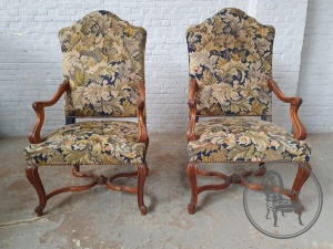 картинка Антикварные кресла (2 шт.) в гобеленовой обивке салоне старинных вещей "Шебби" являющийся официальным дистрибьютором в России и Беларуси