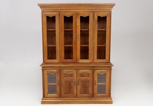 картинка Старинный посудный шкаф из красного дерева с остеклением в нижней части салоне старинных вещей "Шебби" являющийся официальным дистрибьютором в России и Беларуси