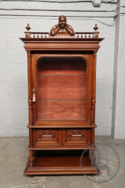 Антикварная витрина из ореха с короной в виде женской фигуры код. BE107022