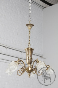 картинка Старинная бронзовая люстра со стеклянными плафонами в форме цветов салоне старинных вещей "Шебби" являющийся официальным дистрибьютором в России и Беларуси