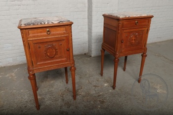 Пара антикварных тумбочек с мраморными столешницами код. BE4097397
