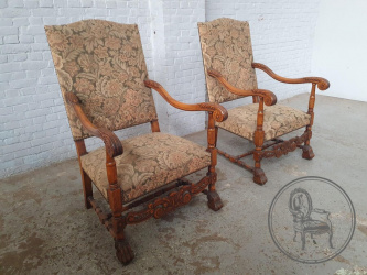 Пара старинных кресел с прямыми спинками и точеными деталями код. BE107489