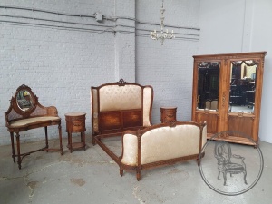 картинка Антикварный комплект для спальни в классическом стиле салоне старинных вещей "Шебби" являющийся официальным дистрибьютором в России и Беларуси