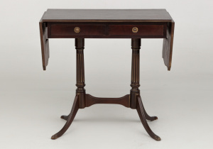 картинка Cтаринный раскладной столик салоне старинных вещей "Шебби" являющийся официальным дистрибьютором в России и Беларуси