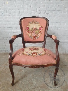 картинка Антикварный ореховый стул с гобеленовой обивкой салоне старинных вещей "Шебби" являющийся официальным дистрибьютором в России и Беларуси