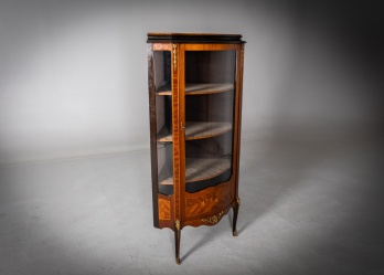 Старинная угловая витрина с бронзой и инкрустацией в технике маркетри код. RM4165824