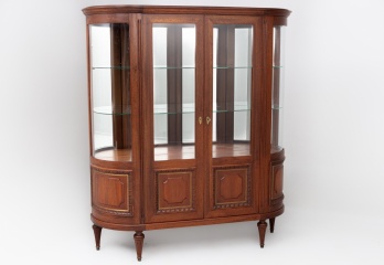 Старинный посудный шкаф с резными филенками код. RM4100971