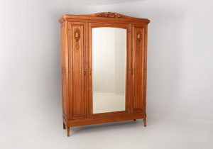 картинка Антикварный шкаф салоне старинных вещей "Шебби" являющийся официальным дистрибьютором в России и Беларуси