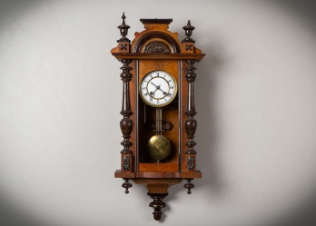 Антикварные настенные часы в корпусе из красного дерева код. RM4165567