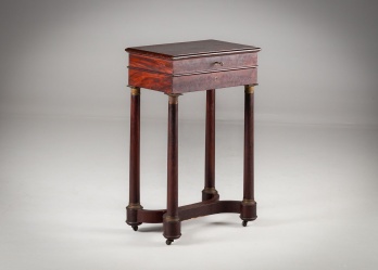 Антикварный швейный стол из красного дерева код. RM4147883