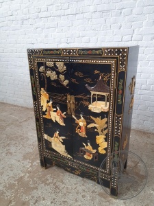 картинка Старинный комод в восточном стиле с инкрустацией салоне старинных вещей "Шебби" являющийся официальным дистрибьютором в России и Беларуси