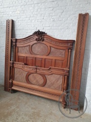 Антикварная резная кровать с плетеными вставками из ротанга код. BE4166810