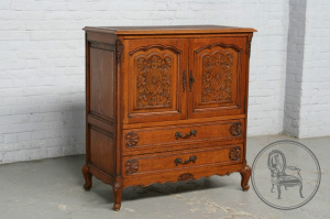 картинка Антикварный комод салоне старинных вещей "Шебби" являющийся официальным дистрибьютором в России и Беларуси