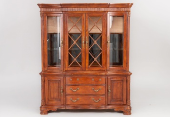 Старинный посудный шкаф с резьбой растительного узора код. RM4101383