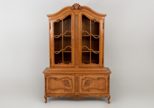 картинка Старинный посудный шкаф салоне старинных вещей "Шебби" являющийся официальным дистрибьютором в России и Беларуси