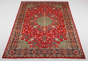 картинка Старинный иранский ковер в красно-зеленой цветовой гамме салоне старинных вещей "Шебби" являющийся официальным дистрибьютором в России и Беларуси