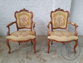 Пара антикварных ореховых кресел код. BE4097446