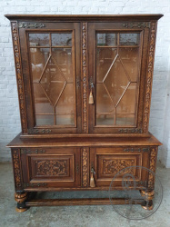 Старинная витрина горка с резьбой во флористическом стиле код. BE3259561