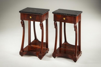 Пара антикварных тумбочек с зеркальными вставками и мраморными столешницами код. RM4109106