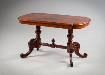 Старинный столик из красного дерева с точеной перемычкой код. RM4139036