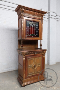 картинка Антикварный буфет салоне старинных вещей "Шебби" являющийся официальным дистрибьютором в России и Беларуси