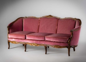 картинка Антикварная скамья в стиле Людовика XIV в розовой обивке салоне старинных вещей "Шебби" являющийся официальным дистрибьютором в России и Беларуси