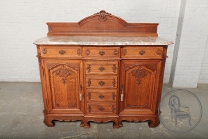 картинка Антикварный комод из дуба в Льежском стиле с мрамором салоне старинных вещей "Шебби" являющийся официальным дистрибьютором в России и Беларуси