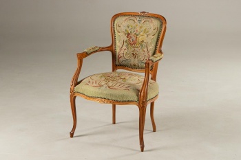 Старинное кресло с гобеленом с цветочным узором код. RM4101668